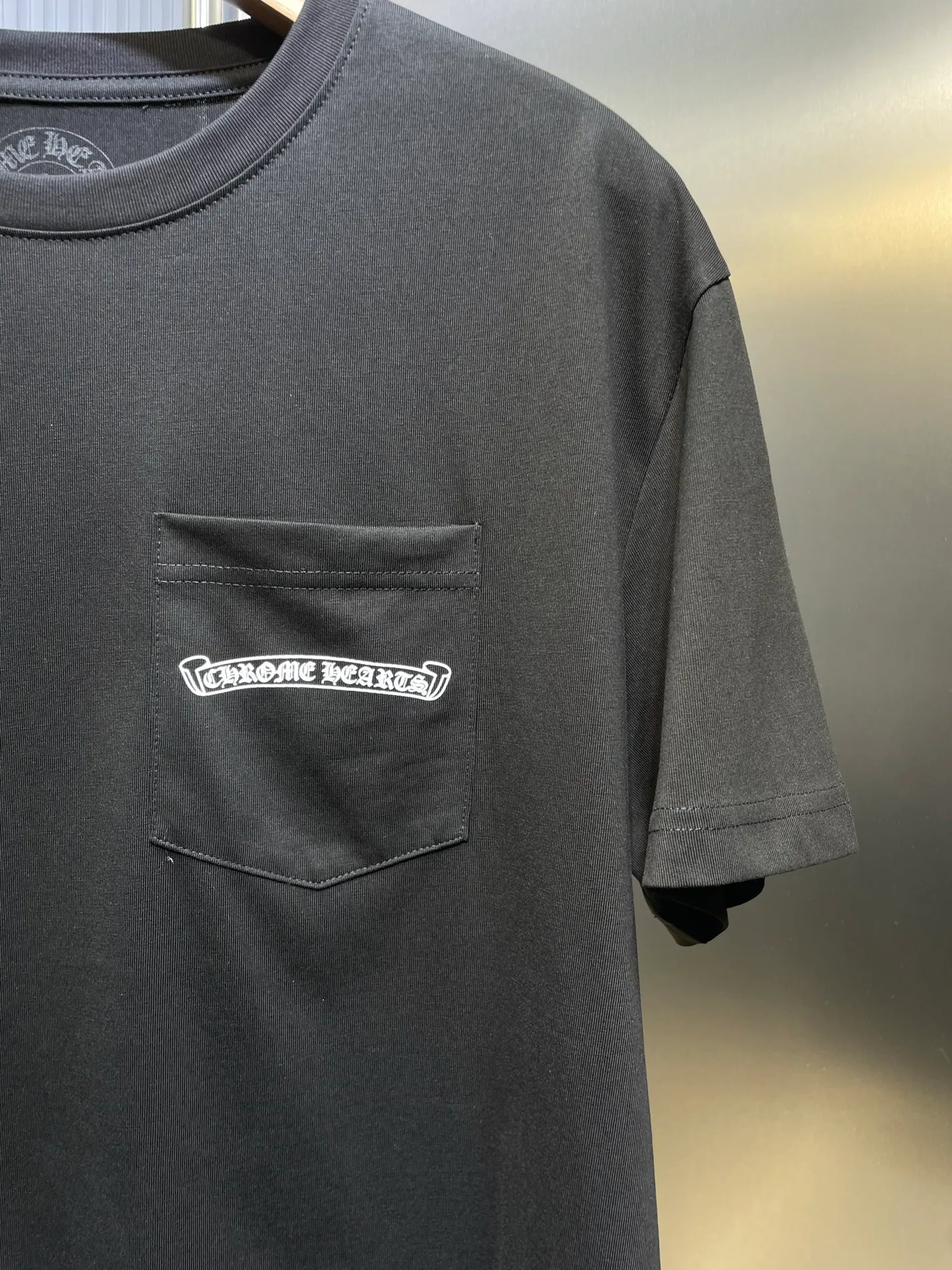 🅿️280 Heart CH 🌟【Top original item】Shadow cross short-sleeved T-shirt on the back. Made of customized 205G 26s 100% distilled cotton fabric, the upper body feels comfortable on the skin. Custom woven and dyed, the color is 100% consistent. The logo is made using imported screen glue printing technology, with a full three-dimensional feel and perfect details. The entire set of accessories is independently developed, and every small detail is perfectly presented. Size: s m l